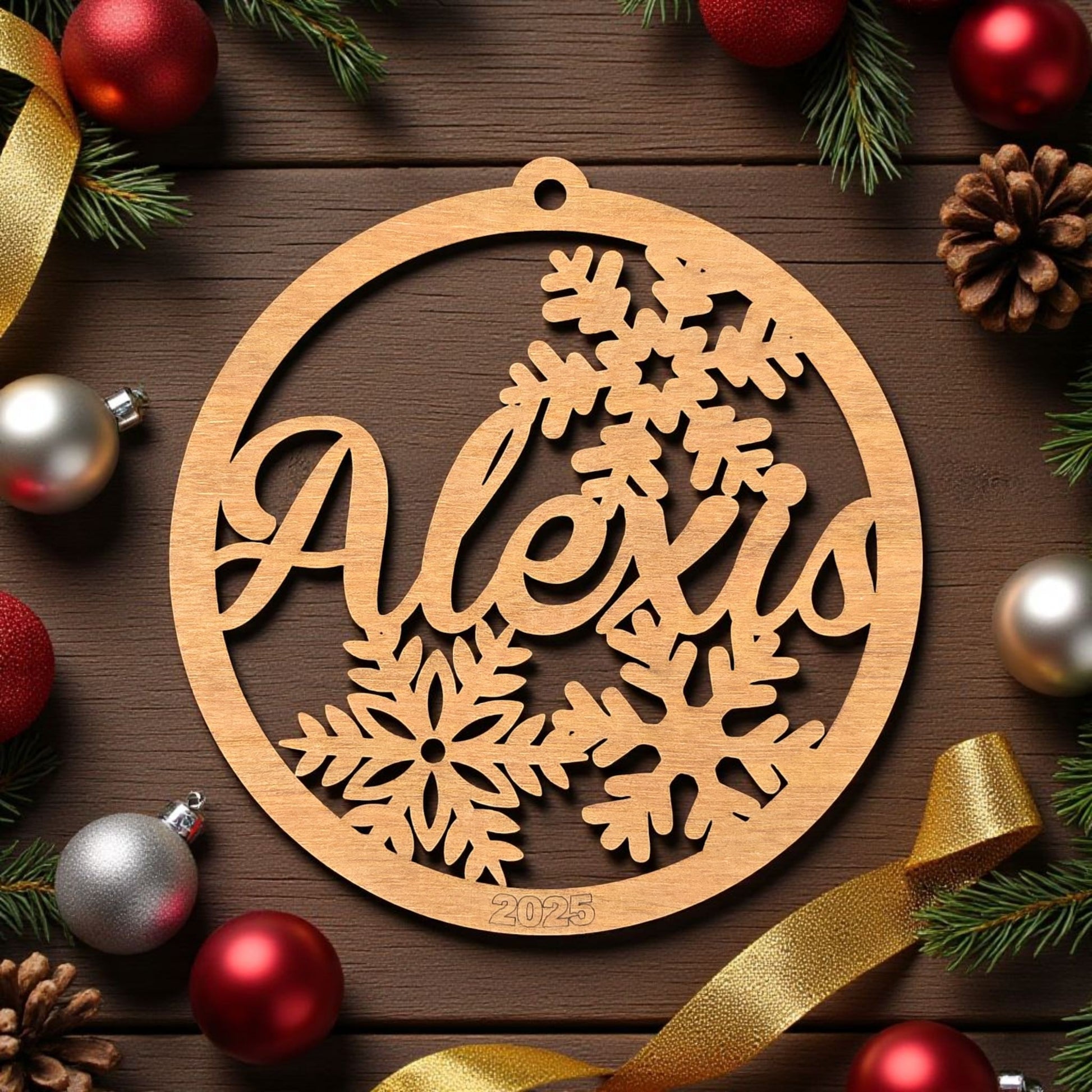 Wooden snowflakes ornament with text engraved – name Alexis | Ornemoi