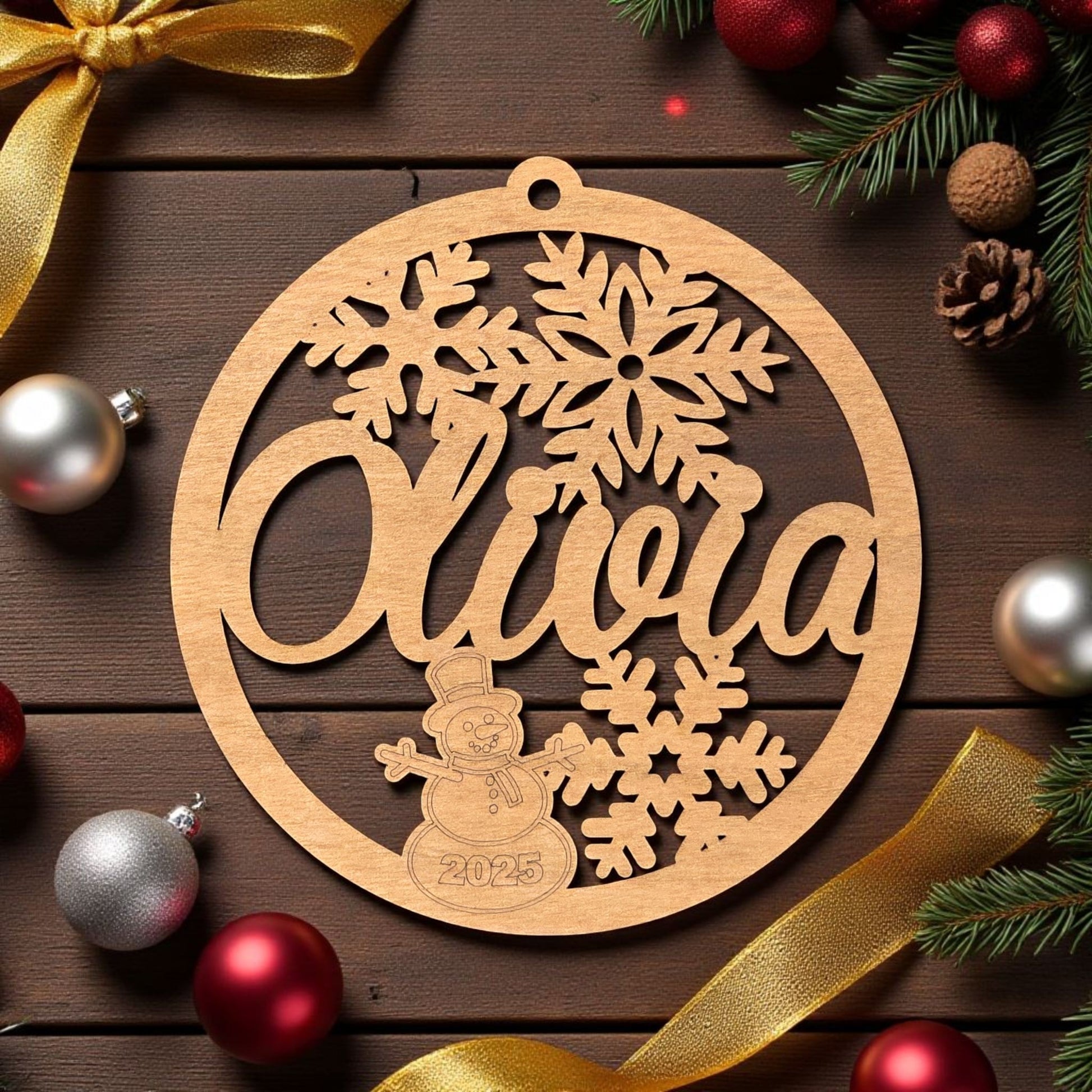 Wooden snowman ornament with text engraved – name Olivia | Ornemoi