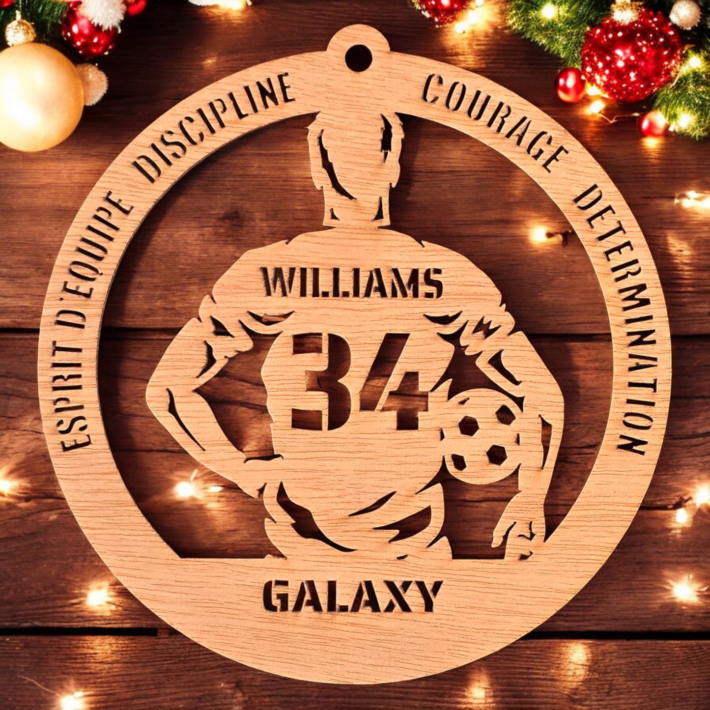 Ornement de joueur de soccer en bois personnalisé – version garçon